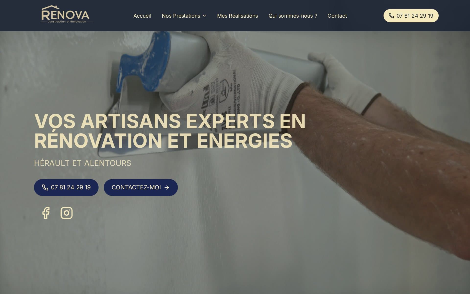 Page d'accueil du site Renova : « Vos artisans experts en rénovation et énergies », Hérault et alentours, sur une vidéo de chantier